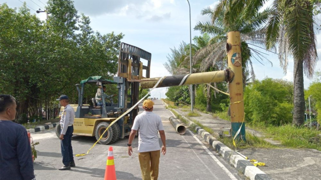 Ditabrak Truk, Dinas PUPR Riau Perbaiki Besi Portal Jembatan Siak 1 yang Patah